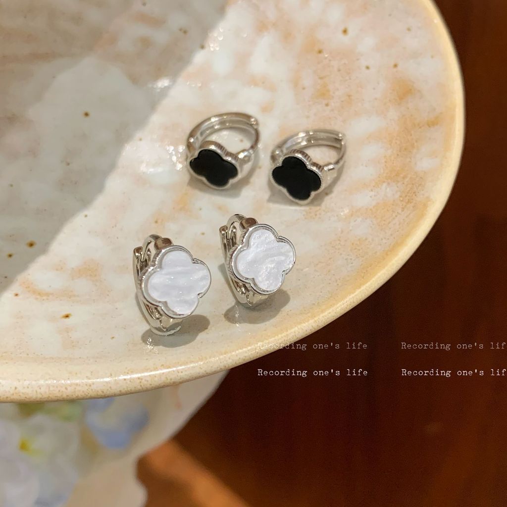 Four-Leaf Clover ต่างหูผู้หญิงเวอร์ชั่นเกาหลีเรียบง่ายสีดําสีขาวต่างหูสองสีหรูหรา High-End Gentle All-Match ต่างหู