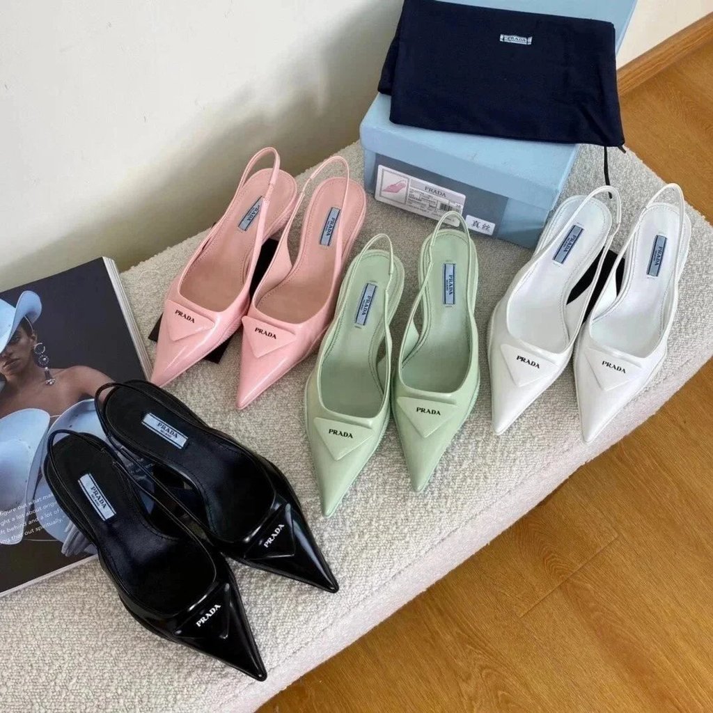รองเท้าแตะผู้หญิง Prada รุ่นหัวเหลี่ยมส้นลูกแมว ดีไซน์ครึ่งหัวพร้อมโลโก้สามเหลี่ยม สายคาดหลังเท้า สไ