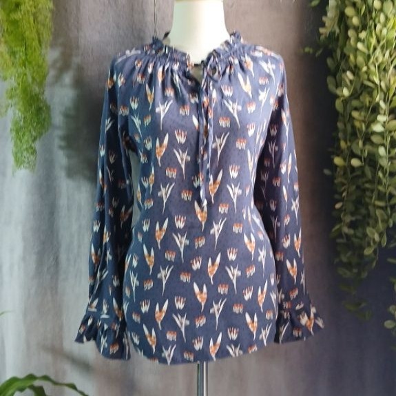 SILK SHIRT WITH SPRAY NECK PATTERN – ทรงหลวมใส่สบาย – อก 94 • ยาว 63 – Size L 50–58kg – สินค้าใหม่