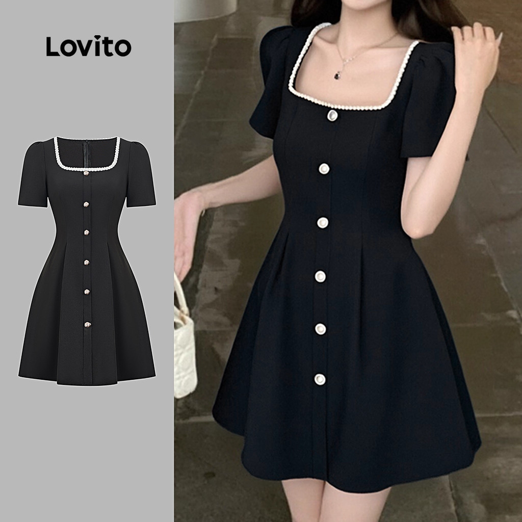 Lovito เดรสสไตล์โบโฮ เดรสสีดำสำหรับผู้หญิง ทรงคลาสสิก สวมใส่สบาย เหมาะสำหรับฤดูใบไม้ผลิ/ฤดูร้อน ติดกระดุมด้านหน้า L154ED490