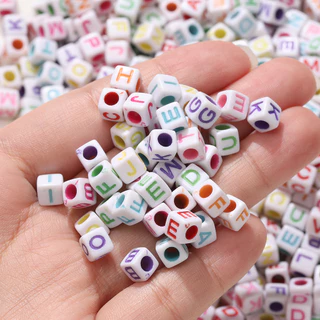 ลูกปัดตัวอักษร A-Z 100 ชิ้น 6x6mm รูกว้าง 3.4mm สำหรับร้อยชื่อ ทำสร้อยข้อมือ สร้อยคอ DIY