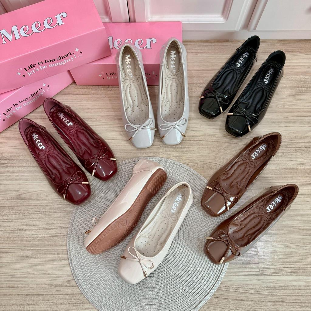 รองเท้าคัตชู  Meeer Your Daily Bow รุ่นหนังแก้ว รองเท้าผูกโบว์ ทรงบัลเล่ห์ พื้นนิ่ม ใส่สบาย
