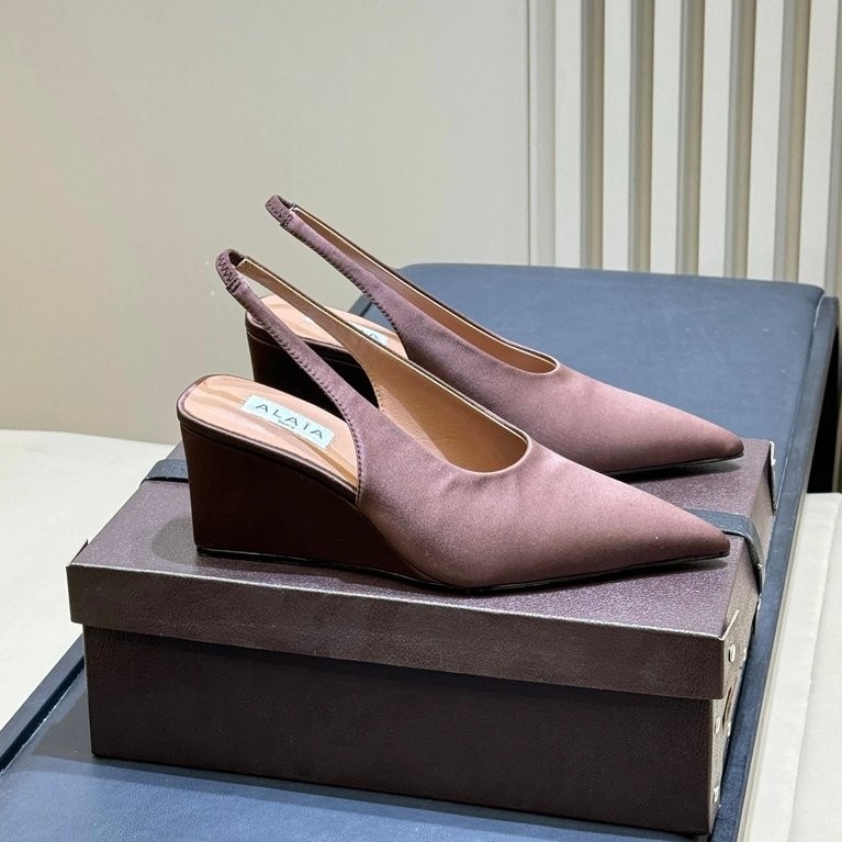 
Alaia ss26 รองเท้าแตะส้นเตารีด Series
ล่อผ้าซาตินลูกบาศก์, การออกแบบส้นลูกบาศก์, สไตล์ล่อสีเข้มผ้าซ