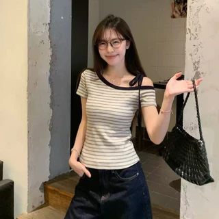 Lalita ส่งไวจากไทย เสื้อยืดผู้หญิง ปาดไหล่ ลายทางขาวดำ แขนสั้น หวานละมุน สไตล์เกาหลี