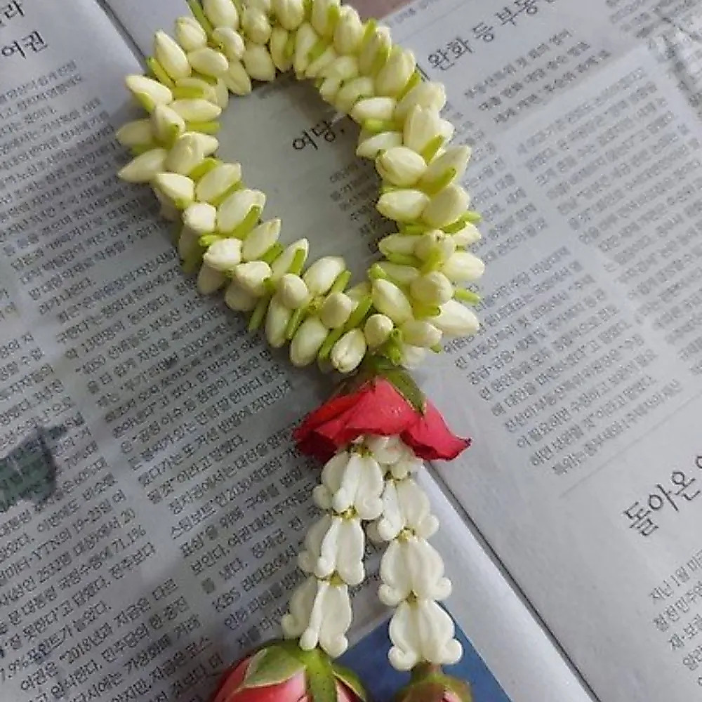 [ สินค้าพร้อมจัดส่งด่วน ] พวงมาลัยมะลิ 4 แฉก ชายกุหลาบ ดอกไม้สด