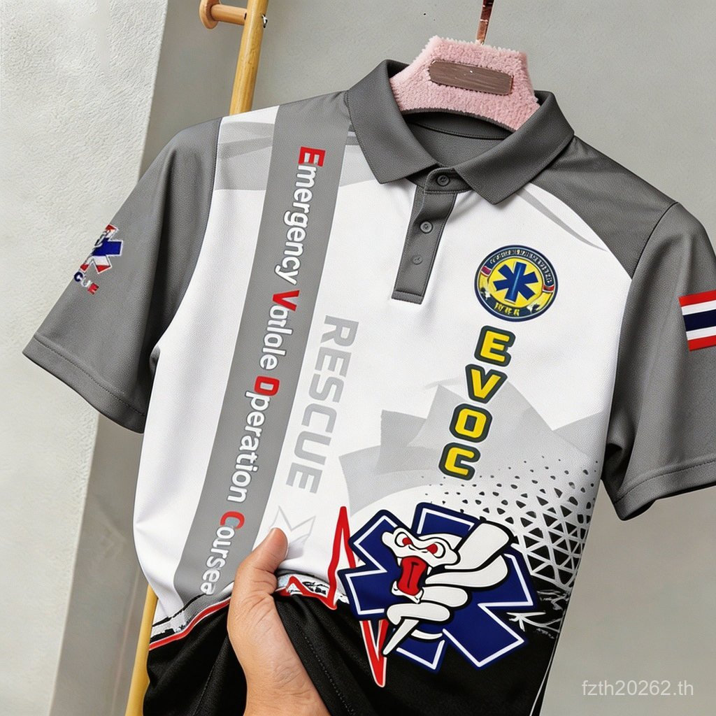 โปโลแขนสั้นผู้ชายลาย EVOC มีลายธงชาติไทยบนแขน ผ้าดูดซับเหงื่อ แห้งเร็ว เหมาะใส่งานทีมกู้ชีพ และสไตล์ลำลอง