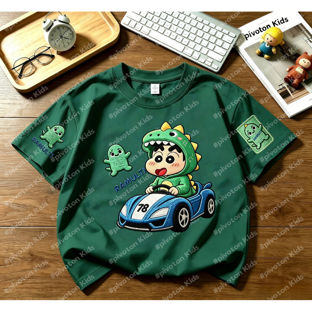 เสื้อยืดเด็กผู้ชาย ลายชินจังชุดไดโนเสาร์ขับรถสปอร์ต พิมพ์เลียนลายปัก 3 จุด หน้าอก+แขนทั้งสองข้าง ทรงหลวม