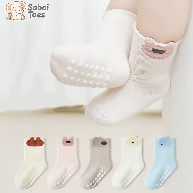 Sabai Toes ถุงเท้าเด็กสำหรับใส่บนพื้น มีแผ่นกันลื่นด้านล่าง ทำจากผ้าฝ้ายแท้ มีลายการ์ตูนน่ารัก สวมใส่สบาย