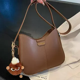 Baguette Bag กระเป๋าสะพายข้างผู้หญิง หนัง PU คุณภาพดี พร้อมพวงกุญแจการ์ตูนและสายสะพายปรับได้-369
