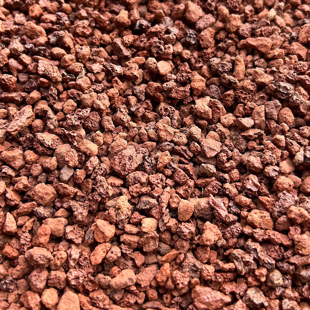 หินลาวาแดง แบ่งขาย 500g / 900g. (คละขนาด) สำหรับตู้ปลาและผสมดินปลูก LAVA ROCK หินภูเขาไฟลาวาสีแดง หินภูเขาไฟแดง