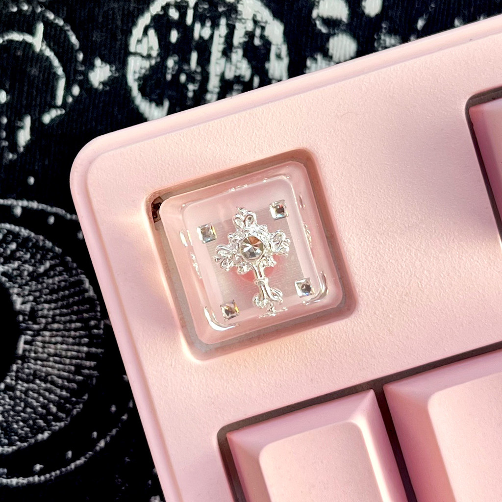 Pink Crow Heart Epoxy Keycap ที่ไม่ซ้ํากัน Creative Point Diamond Cross OEMR4 ข้อมูลจําเพาะของขวัญเล