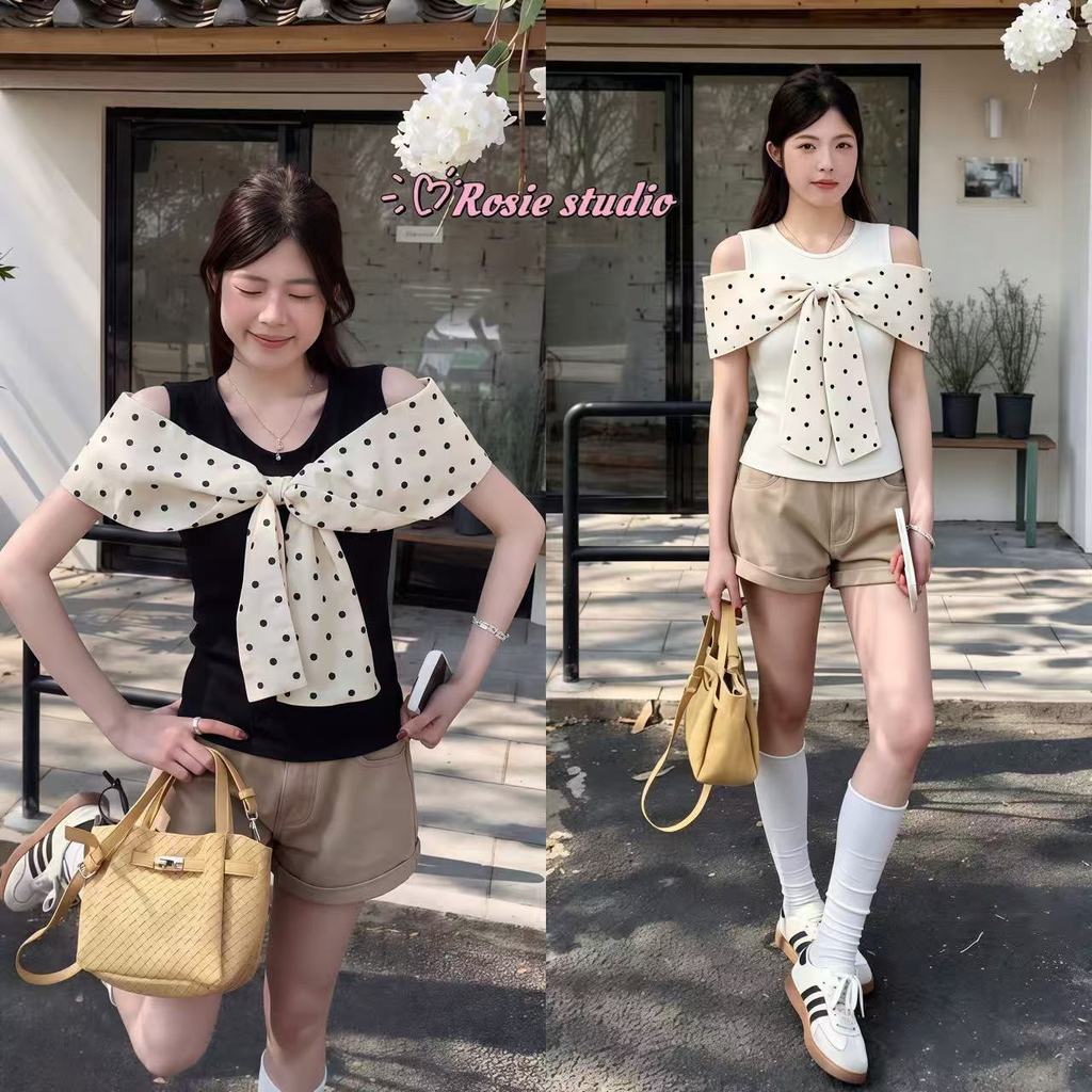 Rosie🐇พร้อมส่ง🖤เสื้อยืดแขนสั้นสไตล์เปิดไหล่ ออกแบบต่อผ้าประดับโบว์ลายจุด มีเอกลักษณ์เฉพาะตัว สวยโดดเด่นสะดุดตา