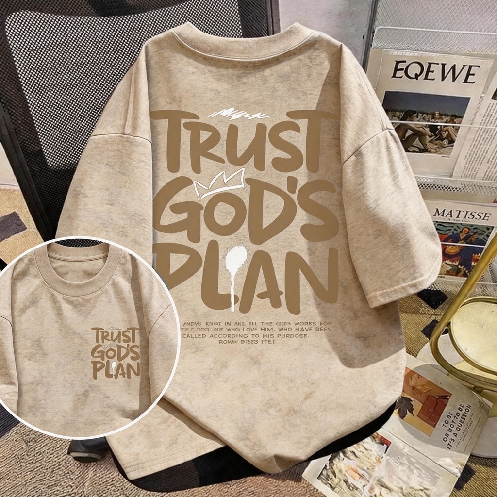 TEE·SHOP🍀เสื้อยืดฟอก เสื้อวินเทจ เสื้อยืด oversize ' Trust God's Plan ' เกาหลี พิมพ์ลาย ผ้านิ่มใส่สบาย S-3XL COD📦