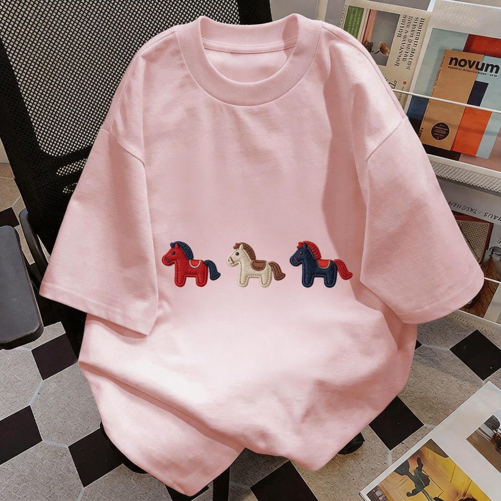 LUME🎀 เสื้อยืด Oversize'Three Little Horses' สไตล์เกาหลี เท่ห์มาก ใส่ได้ทั้งชายหญิง ผ้านุ่มสบายตัวทั้งวัน รองรับ COD