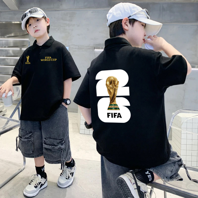 เสื้อโปโลแขนสั้นสำหรับเด็ก ลายโลโก้ฟุตบอลโลกปี 2026 (สหรัฐฯ แคนาดา และเม็กซิโก) — ผ้าฝ้ายแท้