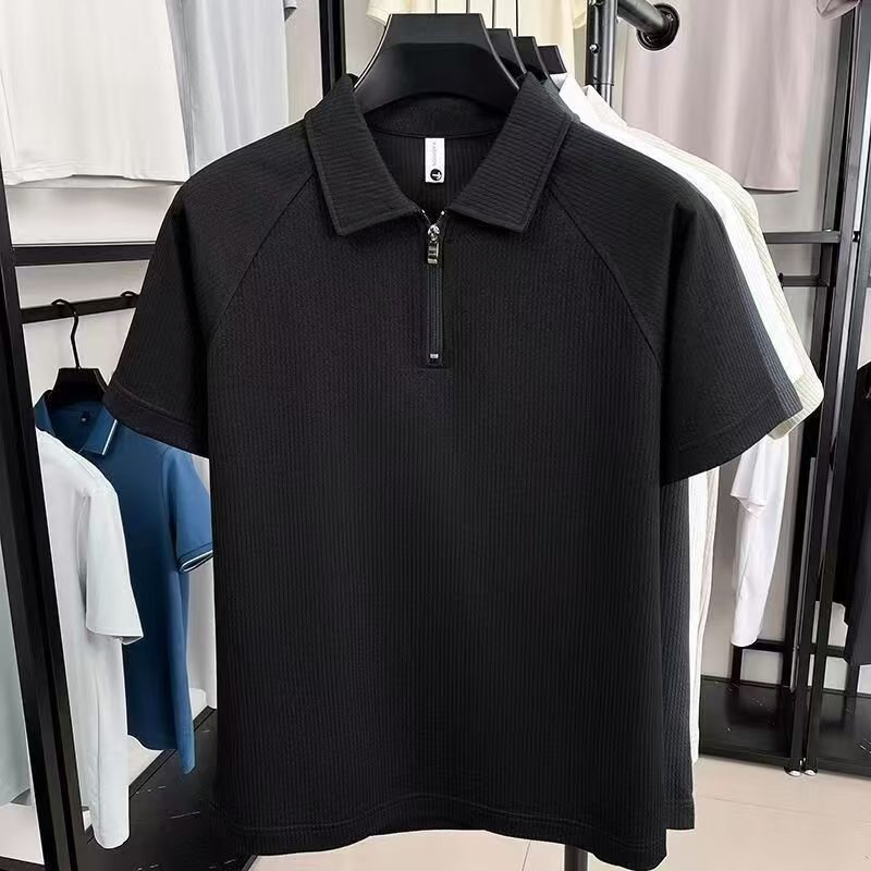 2026 เสื้อยืดสไตล์ใหม่ฤดูร้อนผู้ชายแยกครึ่งซิปเสื้อโปโลพื้นผิวแขนสั้นสไตล์ฮ่องกงเสื้อยืดแขนสั้นผู้ชาย