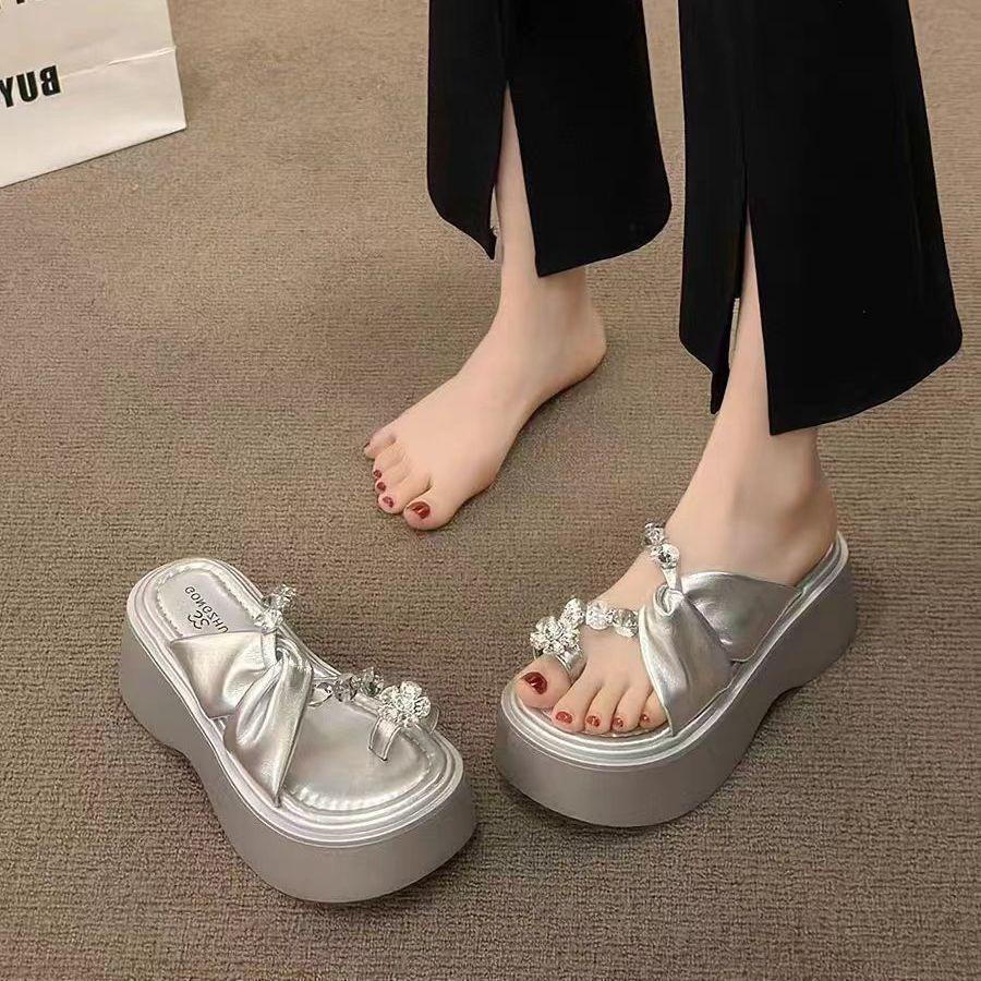 [ลดราคาจํากัดเวลา] หนาSoled Soft-Soled Anti-Slip High-End Super Hot รองเท้าแตะรองเท้าแตะผู้หญิงฤดูร้อนด้านนอกเรา