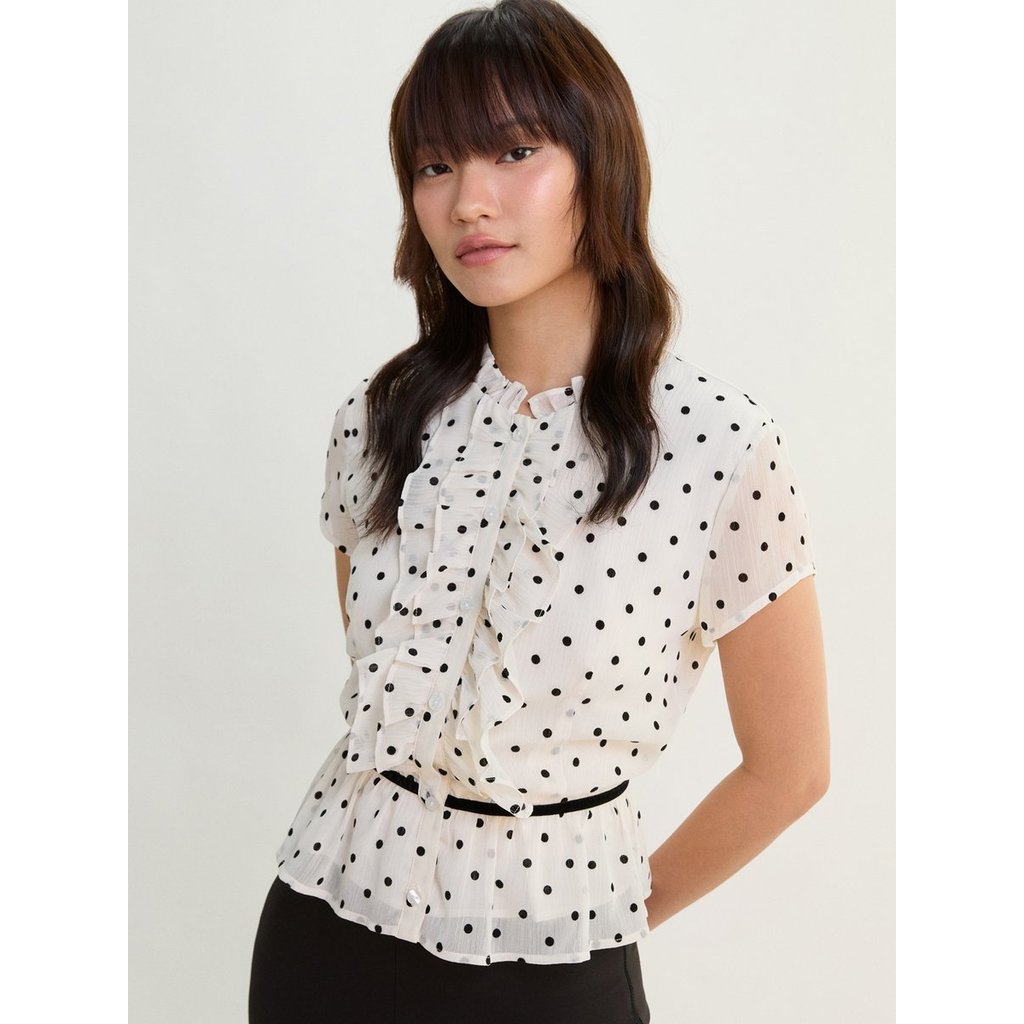 [Pomelo] เสื้อเบลาส์ทรงเพปลัมลายจุดระบายด้านหน้า / Ruffle Front Polka Dot Peplum Blouse
