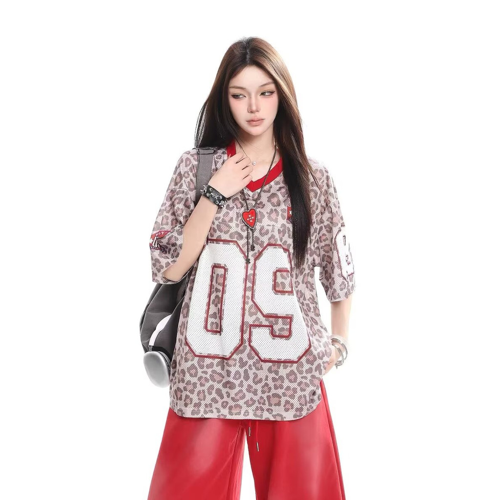 Suikone เสื้อยืดผู้ชายแขนสั้นสไตล์อเมริกันวิทยาลัยสไตล์คอวีเสือดาวพิมพ์เสื้อ unisex — صورة 4