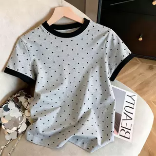 เสื้อยืดแขนสั้นลายจุดเล็กคลาสสิกขอบคอสีตัด สินค้าจำเป็นฤดูใบไม้ผลิ-ร้อน ผ้าฝ้ายเนื้อละเอียดนุ่มละมุน ซักแล้วทนทาน