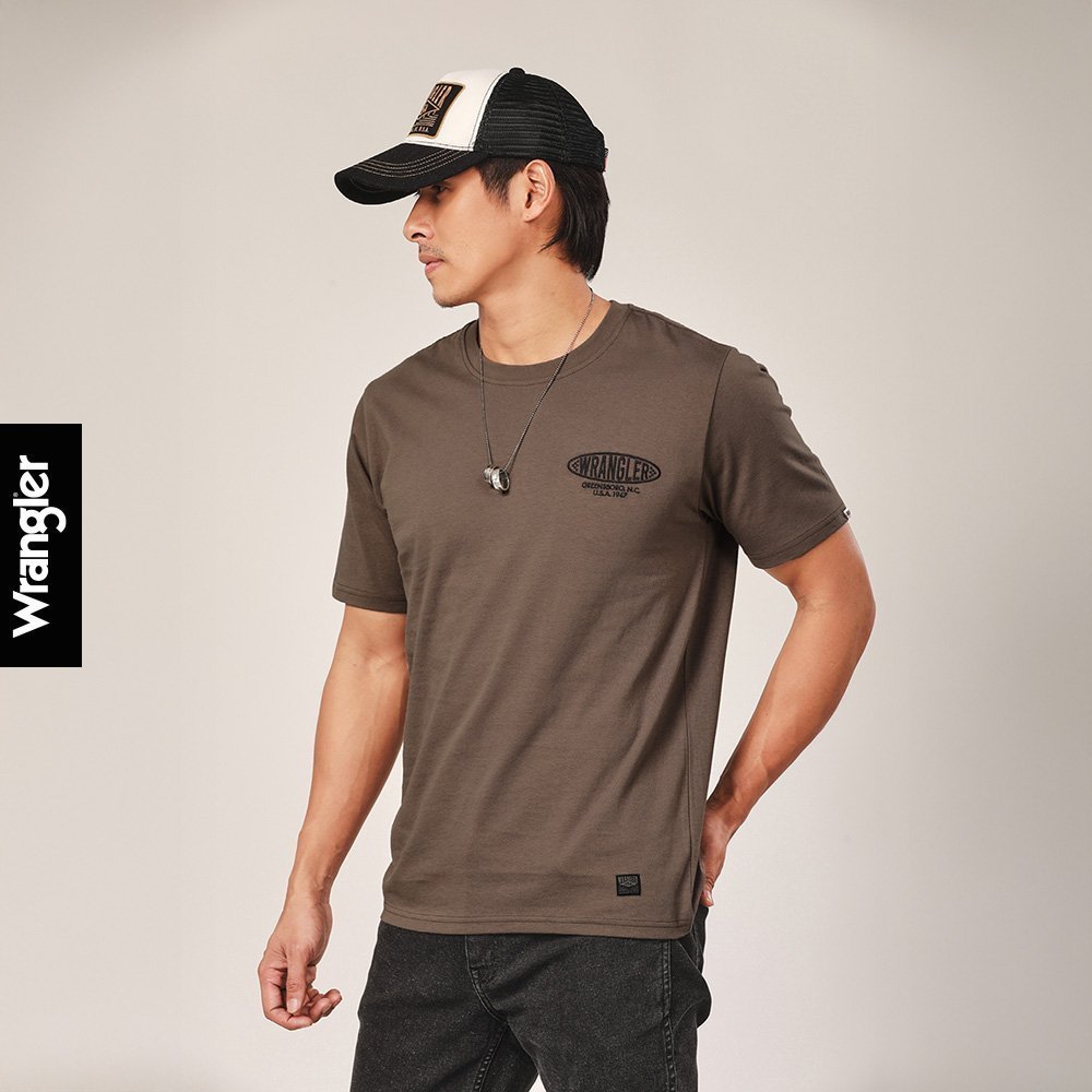 WRANGLER เสื้อยืดแขนสั้นผู้ชาย รุ่น WR F325MTSSN07 สีน้ำตาล