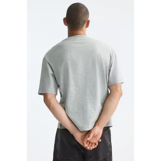 H&M(เอชแอนด์เอ็ม) เสื้อยืดพิมพ์ลายทรงสบาย ผู้ชาย 1344928_1
