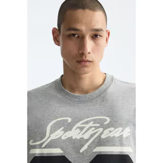 H&M(เอชแอนด์เอ็ม) เสื้อยืดพิมพ์ลายทรงสบาย ผู้ชาย 1344928_1
