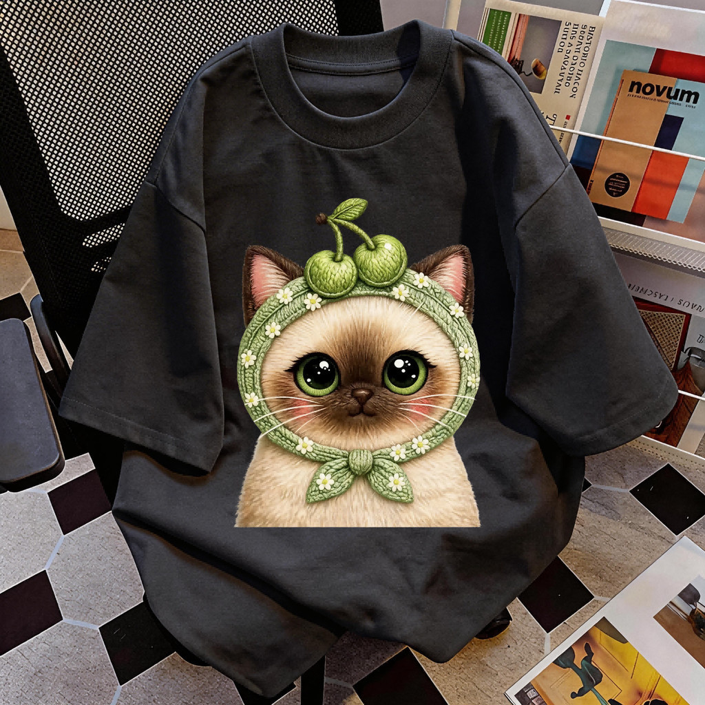DailyTee เสื้อยืด 'Green Cherry Siamese Cat' สไตล์เกาหลี เท่ห์มาก ใส่ได้ทั้งชายหญิง ผ้านุ่มสบายตัวทั้งวัน รองรับ COD