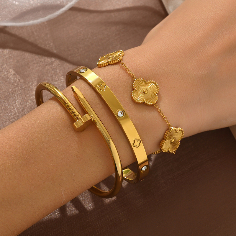 สร้อยข้อมือรูปใบโคลเวอร์สี่แฉกสุดคลาสสิก ซื้อ 1 แถม 3 ทำจากสแตนเลสไม่ซีดจาง เป็นของขวัญเครื่องประดับระดับไฮเอนด์สำหรับผู้หญิง