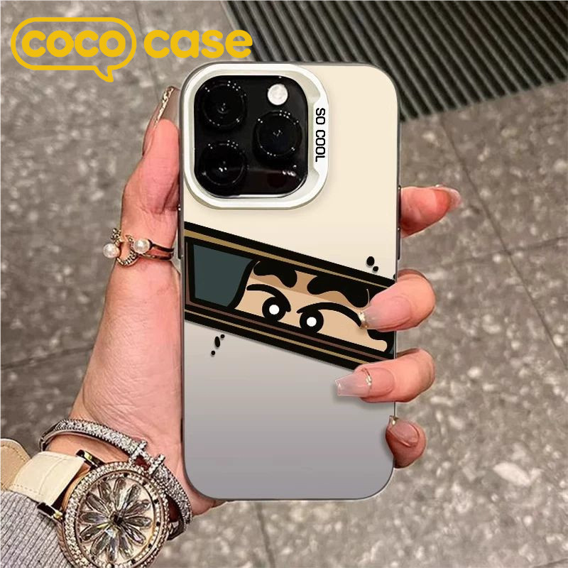 เคสไอโฟน เคส iPhone 17/17 Pro/17 Pro Max 16 15 14 13 12 11 เนื้อเงินเคลือบสี ลายชินจังกัดส่อง ความเป็นตัวเองสูงสุด