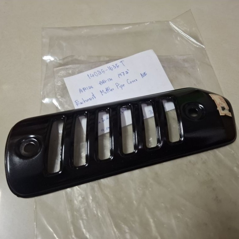 กันร้อนท่อไอเสีย Kawasaki AR125-AR125E-AR125E1-2-AR125R ของแท้ญี่ปุ่นใหม่เก่าเก็บสภาพสวยในห่อพร้อมใส