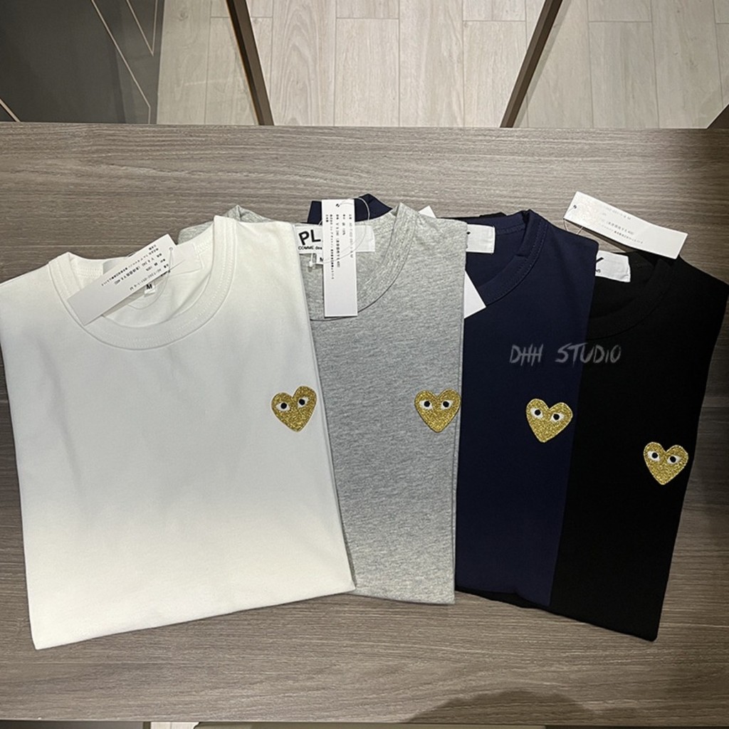 PLAY COMME DES GARCONS คลาสสิกปักหัวใจทองปัก Unisex Tee ผ้าฝ้าย 100% คอกลมแขนสั้นสําหรับผู้ชายผู้หญิง