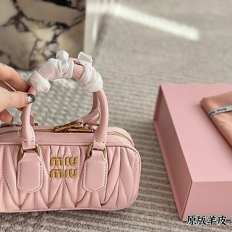 Daigou เกรด Miumiu Miumiu จีบโบว์ลิ่งกระเป๋าถือขนาดเล็กกระเป๋าสะพายไหล่ Messenger