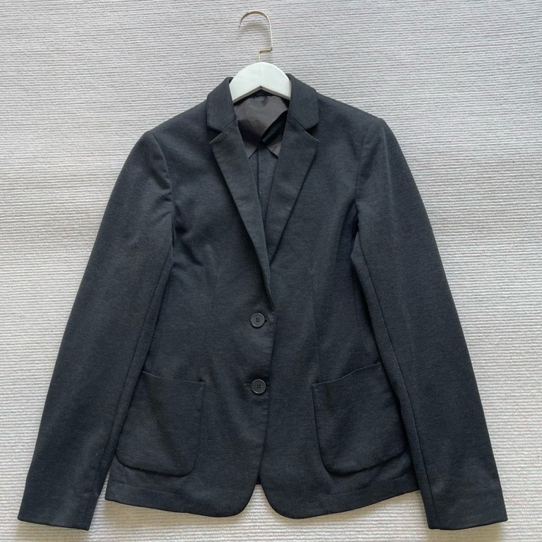 25.Uniqlo สภาพ 85% ตรงคอด้านในมีสีซีด ผ้าโพลีเอสเตอร์ S อก 34-36 เอว 28-30 ยาว 23 14
