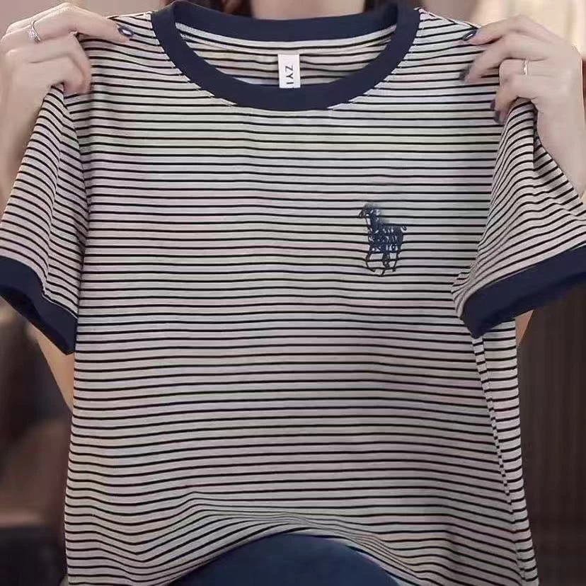 มีสต็อกไทยเสื้อยืดแขนสั้นคอกลมแฟชั่นใหม่ล่าสุดสำหรับฤดูร้อนปี 2026 สำหรับคุณแม่ ดีไซน์ลายทางปักลายสวยงาม ทรงหลวม ใส่แล้ว