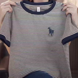 มีสต็อกไทยเสื้อยืดแขนสั้นคอกลมแฟชั่นใหม่ล่าสุดสำหรับฤดูร้อนปี 2026 สำหรับคุณแม่ ดีไซน์ลายทางปักลายสวยงาม ทรงหลวม ใส่แล้ว