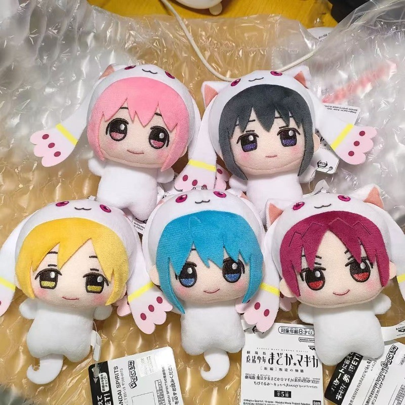 Madoka Magica Mini ตุ๊กตาพวงกุญแจน่ารัก Kyubey เครื่องแต่งกาย Chibi ตุ๊กตา Homura Mami Kyoko Sayaka ตุ๊กตาของเล่นกระเป๋า Charm สําหรับแฟนอะนิเมะคอลเลกชัน