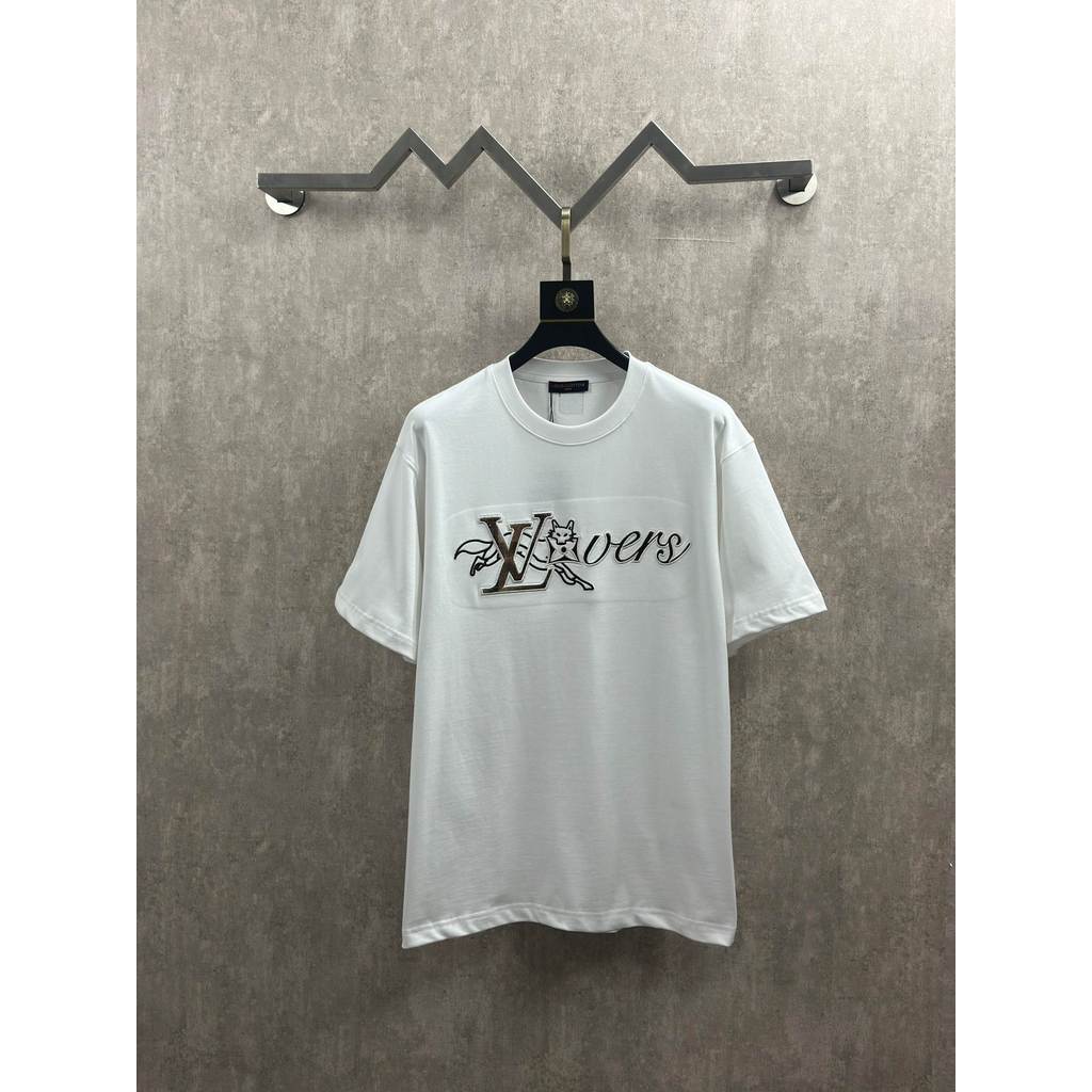 Louis Vuitton Louis Vuitton ฤดูร้อนสไตล์ใหม่แขนสั้นเสื้อยืดผู้ชายผู้หญิงคู่เรียบง่ายพื้นฐานฤดูใบไม้ผ