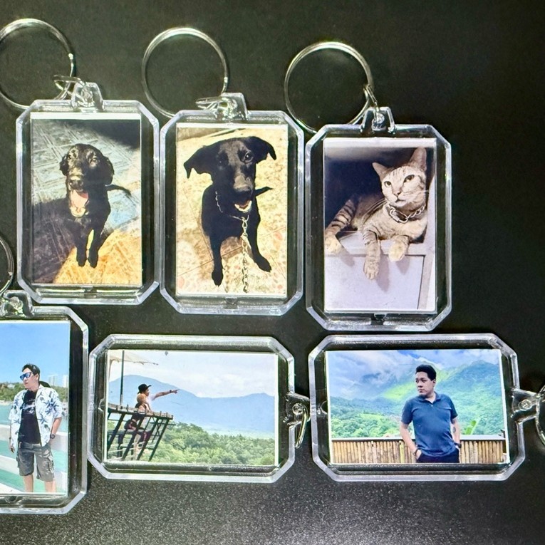 พวงกุญแจอะคริลิครูปภาพใส่รูปข้างใน 2 ด้าน พร้อมรูป ใส่รูปลูกค้าสั่งได้