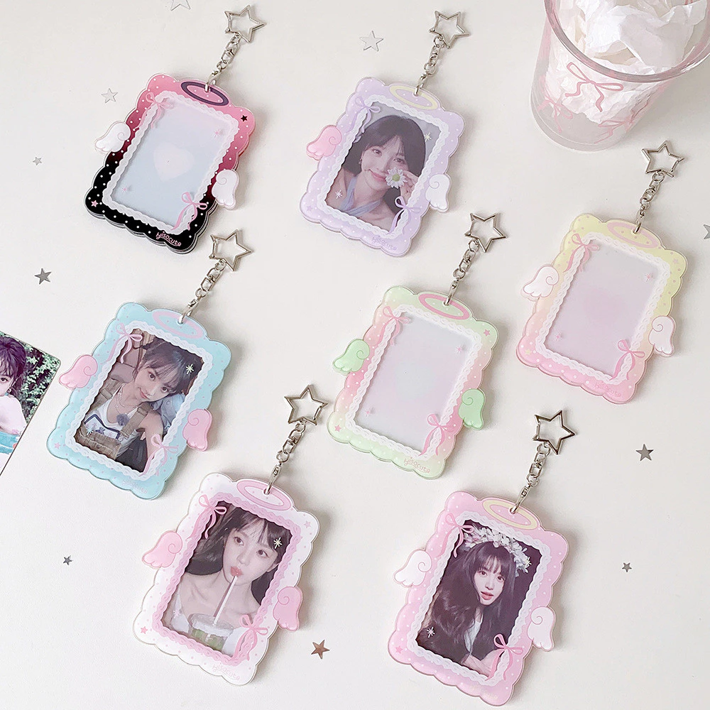 Ins Angel Wings ผู้ถือบัตรอะคริลิค 3 นิ้วป้องกันกรณี Idol Card Storage ผู้ถือจอแสดงผลกระเป๋าพวงกุญแจ