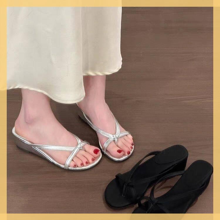 คลังสินค้าพร้อมสีดํา Retro Wedge Heel Flip-Flops ผู้หญิงฤดูร้อนสวมใส่ด้านนอก 2026 สไตล์ใหม่ขนาดเล็กเพิ่มความสูงกับกระโปรงรองเท้าแตะ Slipp
