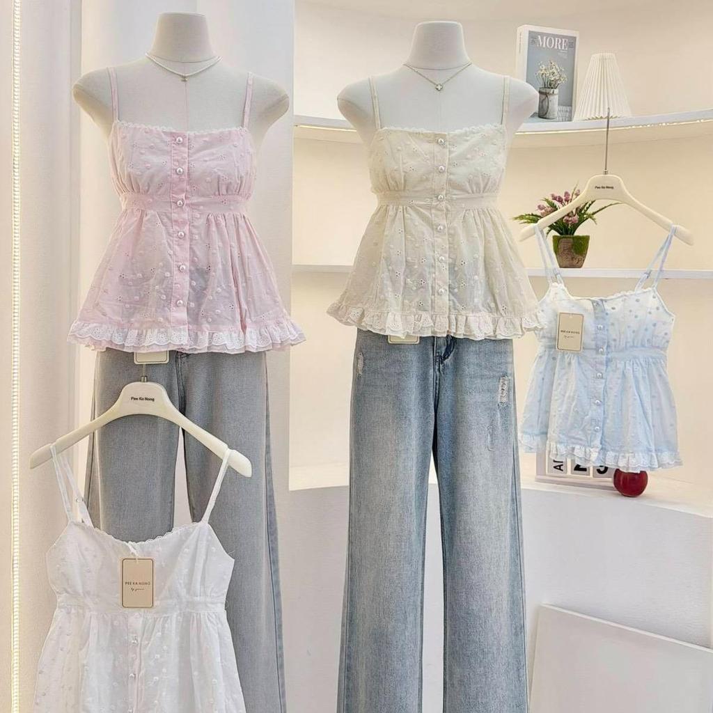 Cutie cami : เสื้อสายเดี่ยว กระดุมมุก เย็บจีบใต้อก แต่งระบายลูกไม้ชายเสื้อ สม็อคด้านหลัง สายปรับได้ KN.Clothes