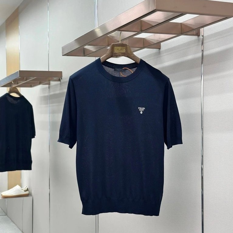 ระดับเพดาน Prada Letter ปักโลโก้ High-End Simple Casual All-Match รอบคอนุ่มสบายผิว Breathable แขนสั้