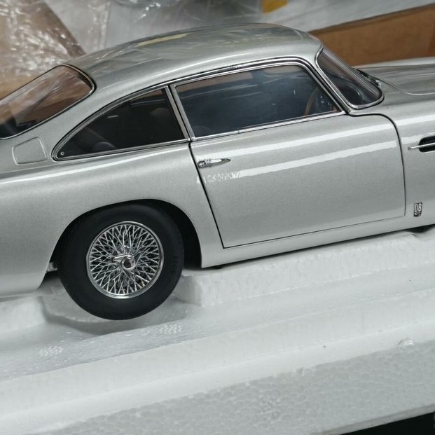 [Orphan] autoart 1: 18Aston Martin Aston Martin DB5 Silver Street Car Model
