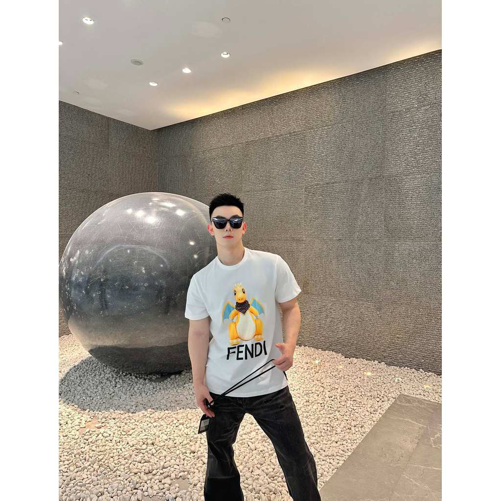 FENDI/FENDI ผู้ชายผู้หญิงสไตล์ใหม่สไตล์คลาสสิกเสื้อทุกการแข่งขันกีฬาสไตล์หลวมรอบคอสไตล์ตะวันตก Ragla