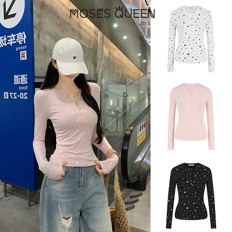 MOSESQUEEN มอสเนสควีน เสื้อยืดแขนยาวครึ่งกระดุมพิมพ์ลายดาว-สไตล์ใหม่เข้ารูปใส่แล้วดูผอมเพรียวดีไซน์ไหล่ด้านหน้า #63608