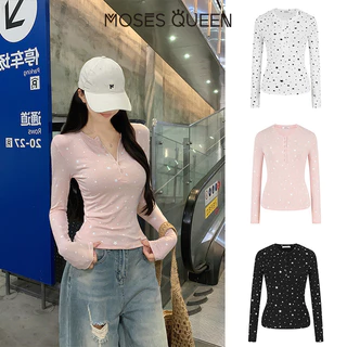 MOSESQUEEN มอสเนสควีน เสื้อยืดแขนยาวครึ่งกระดุมพิมพ์ลายดาว-สไตล์ใหม่เข้ารูปใส่แล้วดูผอมเพรียวดีไซน์ไหล่ด้านหน้า #63608