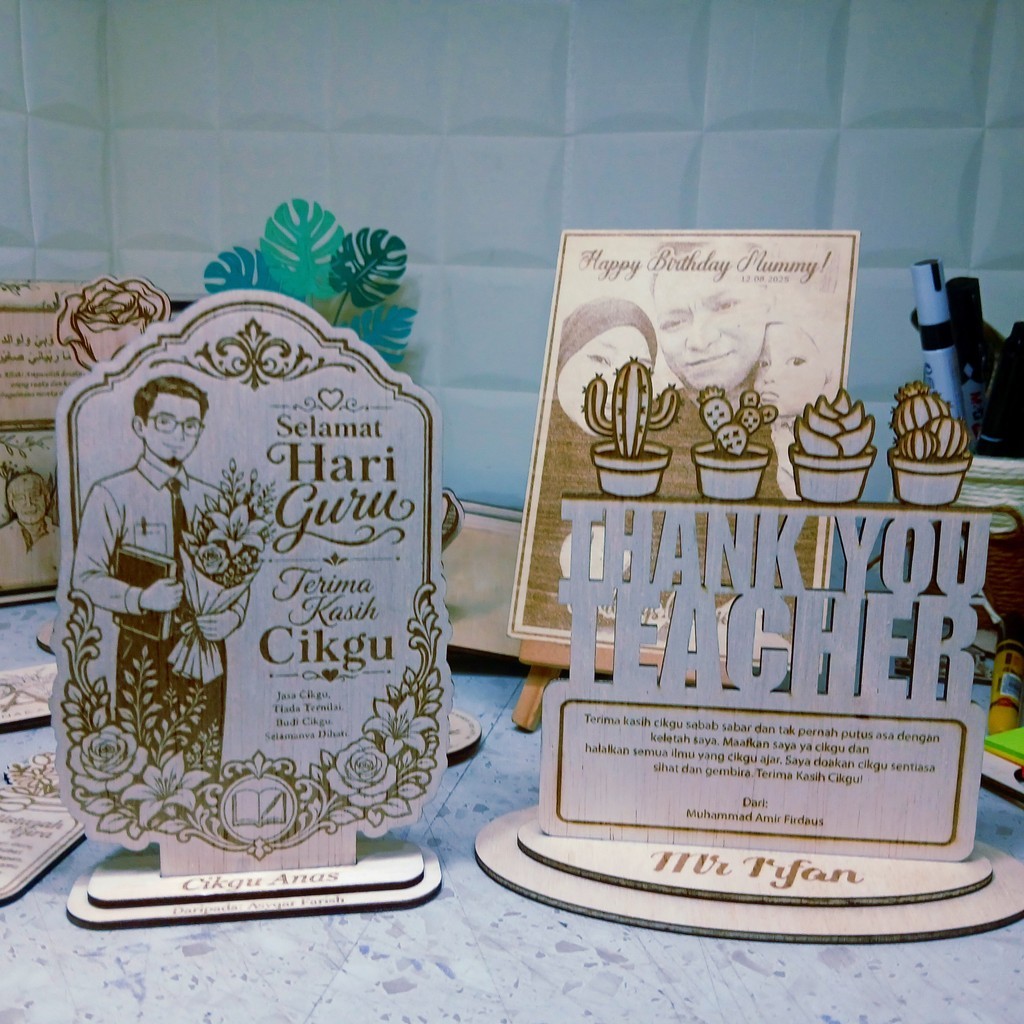 ครู Custom PLAQUE WOOD PLYWOOD STAND UKIR ENGRAVE 3MM พร้อมครูวันฮาริ guru premium