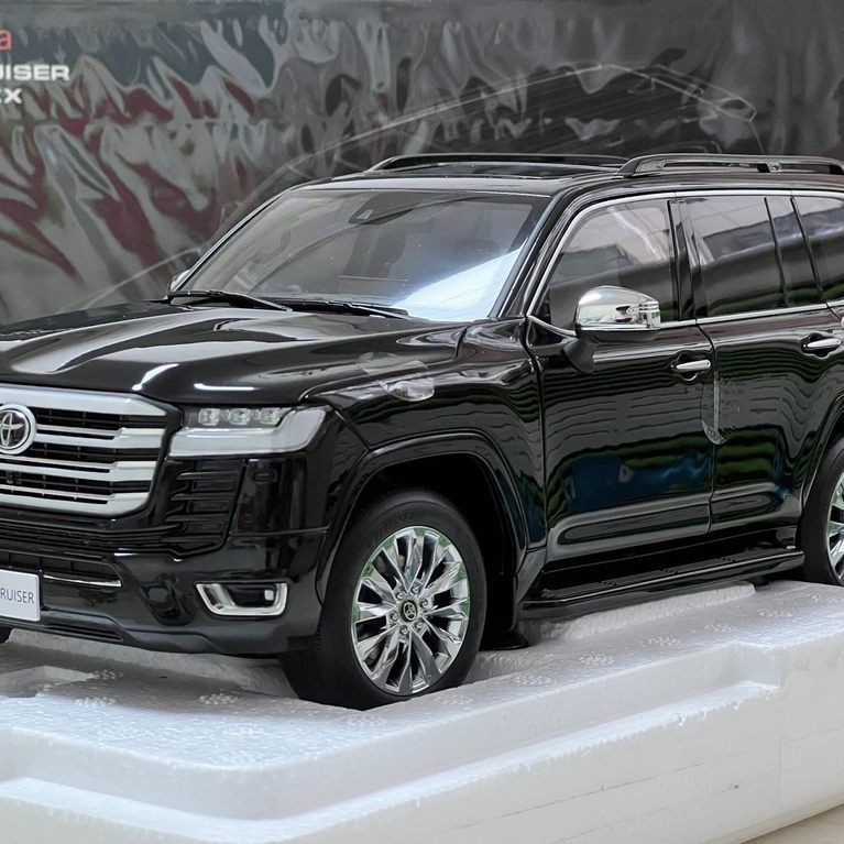 [จัดส่งจัดส่งสีขาว] LCD Toyota Lander Cool Luzawa LC300 ZX รุ่นรถโลหะผสม 1/18 สีดํา/สีแดงโลหะผสมเต็ม
