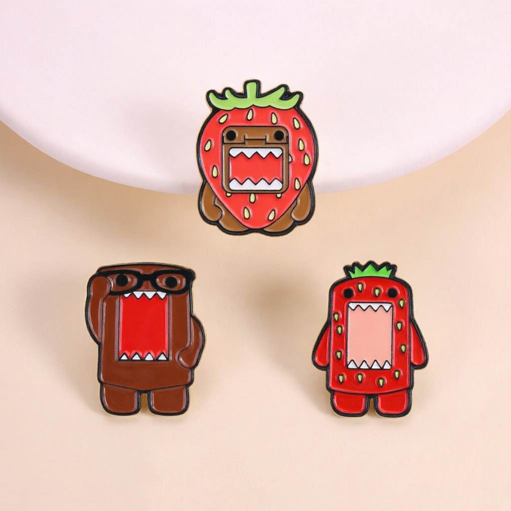สตรอเบอร์รี่ Domo Kun การ์ตูนเข็มกลัดเคลือบน่ารัก Big Mouth Monster โลหะ Pin Badge สําหรับเสื้อผ้ากระเป๋าอะนิเมะพัดลมปัจจุบัน